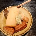くいもの屋わん - 大きな大根のおでん。大根の大きさに驚愕！ボリューム満点。これだけでお酒が進みお腹が膨れる。