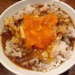 山本屋総本家 - 黄身を割った玉子と汁を御飯にかけた図