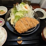 とんかつ 彩かつ - 霧島黒豚ロースカツ定食。ロースは自分の選択ミスやね
