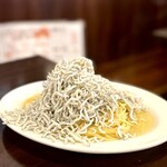 イタリアン酒場ナチュラ - 名物！しらすたっぷりペペロンチーノ　目の前でしらすを盛り付けるパフォーマンスも楽しい！