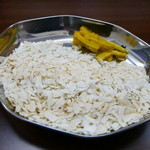 プルジャ ダイニング - チウラ（BEATEN RICE）とムラコ・アチャル（大根のネパール風漬物）