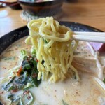 ドライブイン湯田 - ミルクみそラーメン　麺上げ