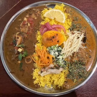 酒とスパイス マツコ - 料理写真:あいがけカレー1450円　スパイス玉子150円　左がヤリイカと干しエビ出汁カレー、右が手羽元の味噌ビンダルー
