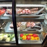 チーロ - 新鮮な魚介類が並びます。