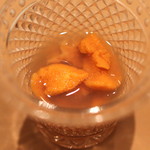 三谷 - 昆布森の馬糞雲丹 と 鹿島のハマグリのスープ　には、Champagne Launois Pere & Fils　(2015/01)