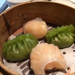 中国飯店 富麗華 - 海老餃子と豚肉とインゲン入り餃子