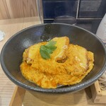 中村麺兵衛 - 厚みカツは3切れにして横倒しで玉子とじです