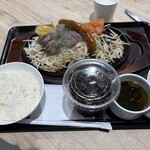 うえすたん - 料理写真:暫く席で待つとベルがなって注文した100gサイコロステーキとドリンクのセット1890円の出来上がりです。