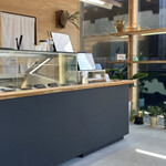CREPE BON & ICE CREAM - 店内は木の質感を活かしたナチュラルな空間で、モダンさと温かみが共存する落ち着いた雰囲気。