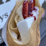 CREPE BON & ICE CREAM - まるでレアチーズケーキをそのまま味わっているかのような濃厚さ。甘さは控えめで、チーズのコクがしっかりと感じられます。