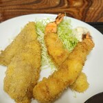 港のごはんやさん - 特大海老フライとアジフライ