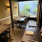 炭焼きうなぎ・かしわ 登河 - 中庭が見える落ち着いた雰囲気