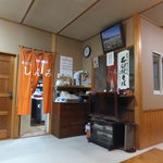 手打ち 真味 - 客席から厨房、レジ付近