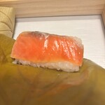 柿の葉すし ひょうたろう - ツヤツヤの鮭