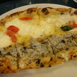 SAKURAGUMI - しらす入りカルツォーネチェタレーゼとマルゲリータドーロ