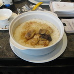 Dynasty Restaurant - 滑鷄白冬菇煲仔飯、作業中。