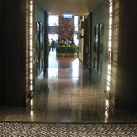 Dynasty Restaurant - アプローチの両側には個室が。