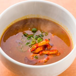 〆に人気の「特製カレーおじや」と、一品料理もおすすめ！