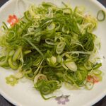 尾道らーめん 三公 - 別皿で提供される九条ねぎ