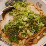 尾道らーめん 三公 - 九条ねぎをラーメンにトッピング