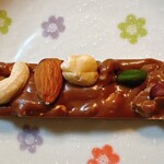 さがみや - 5種のナッツが乗ってます。チョコの部分は、ピッカピカでカッチカチやぞー！