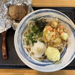 うどん処 おはな - 料理写真:■野菜のかき揚げうどん(冷)＋たまご天¥1,100
■肉巻おむすび¥200