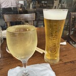 アガリコ 新宿 オリエンタルビストロ - 生ビールをチェイサーにして白ワインをいただく贅沢