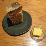 ラ・ボンヌターブル - シュクレクールのパン、ニュージーランド産のバターで