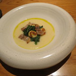 ラ・ボンヌターブル - 前菜：新玉葱の温かいスープと自家製ベーコン、じゃがいものニョッキの炭火焼き、オーブン焼きしたビーツとほうれん草3