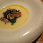 ラ・ボンヌターブル - 前菜：新玉葱の温かいスープと自家製ベーコン、じゃがいものニョッキの炭火焼き、オーブン焼きしたビーツとほうれん草1