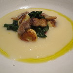 ラ・ボンヌターブル - 前菜：新玉葱の温かいスープと自家製ベーコン、じゃがいものニョッキの炭火焼き、オーブン焼きしたビーツとほうれん草2