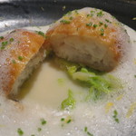 ラ・ボンヌターブル - メイン：帆立貝と大和芋のムースで包み焼きにした平目、独活と蛤のブール・ブランソース、柔らかなキャベツ、シブレット、レモンの香り3