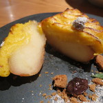 ラ・ボンヌターブル - デザート：熱々！安納芋のスイートポテトを乗せた焼き林檎、シナモン香るクランブル、キャラメルのアイス、赤ワインに漬けたレーズン、黒豆きなこのメレンゲ3