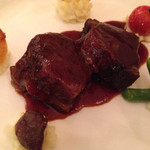 マゼランズ - 牛頬肉の赤ワイン煮込み