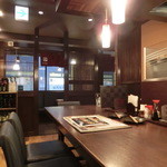 Hacchou Nawate Nomeibutsuya - カウンター席と入口側のテーブル席