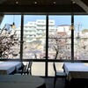 unito - 内観 窓外に目黒川の桜