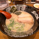 ラー麺ずんどう屋 - 料理写真:元味らーめん(並 ちぢれ麺) 860円