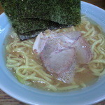 家系ラーメン まこと家 - 2015/02/17 夜のはずれの時．見た目のまんまスープ少なくてぬるいラーメン