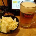 鳥貴族 - 「メガ金麦」と「キャベツ盛＋ごま油」