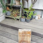 チーズケーキ屋 ソラシナ - 外観。いつも10名くらい並んでるのに、平日13時頃、小雨のせいか誰もいなかったので飛び込んでみた！♥