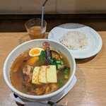 CURRY SHOP エス - タンドリーチキンと野菜(+おくら/焼きチーズ) 1930円