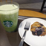 スターバックス・コーヒー - ドリンク写真:レギュラーの抹茶テイラテとブルーベリースコーン