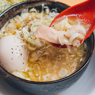 凝縮された旨みがたまらない♪名物「鶏の煮込み」