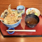 はも・天然ふぐ 銀座 福和 - ふぐ、はも野菜はみ出し天丼 味噌汁、小鉢、漬け物付き