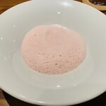 イル ネッビオ - 【写真③】ハーブシュリンプとビーツ・新玉ねぎのポタージュ仕立て