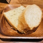 イル ネッビオ - 【写真④】ローズマリーのフォカッチャ、バゲット