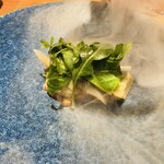 イル ネッビオ - 【写真⑥】石見ポークフィレ肉のコットと山ウド・アーティチョークのインサラータ 燻製風味