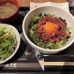 和牛焼肉 土古里 - 贅沢和牛のユッケ丼 卵黄添え　2,100円