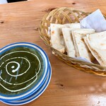 アナンタ ナンカレーレストラン - 料理写真:ココナッツナンとほうれん草チキン