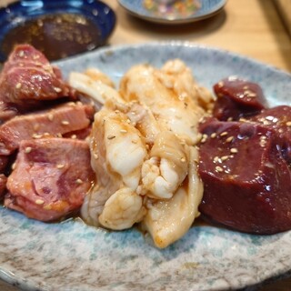 精肉屋の倅がただただ旨い肉を出す店 焼肉たけよし - 料理写真:ホルモン三種定食♪